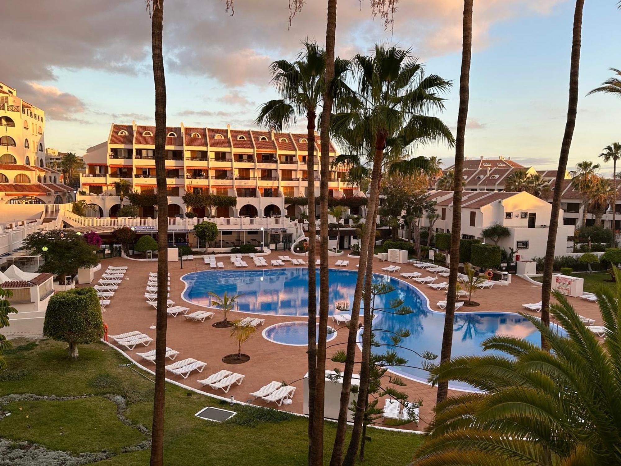Sunny 2-Bedroom Apartment In Parque Santiago II Playa de las Americas  Bagian luar foto