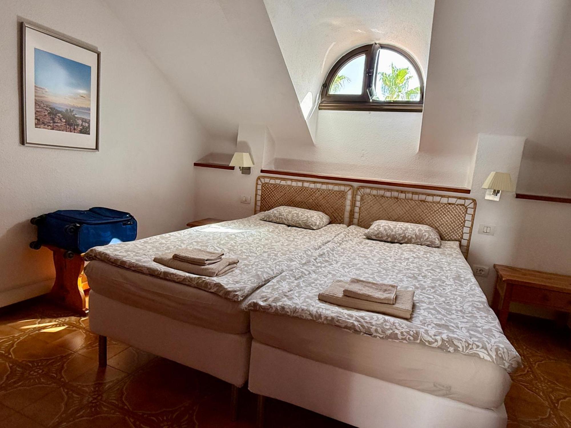 Sunny 2-Bedroom Apartment In Parque Santiago II Playa de las Americas  Bagian luar foto