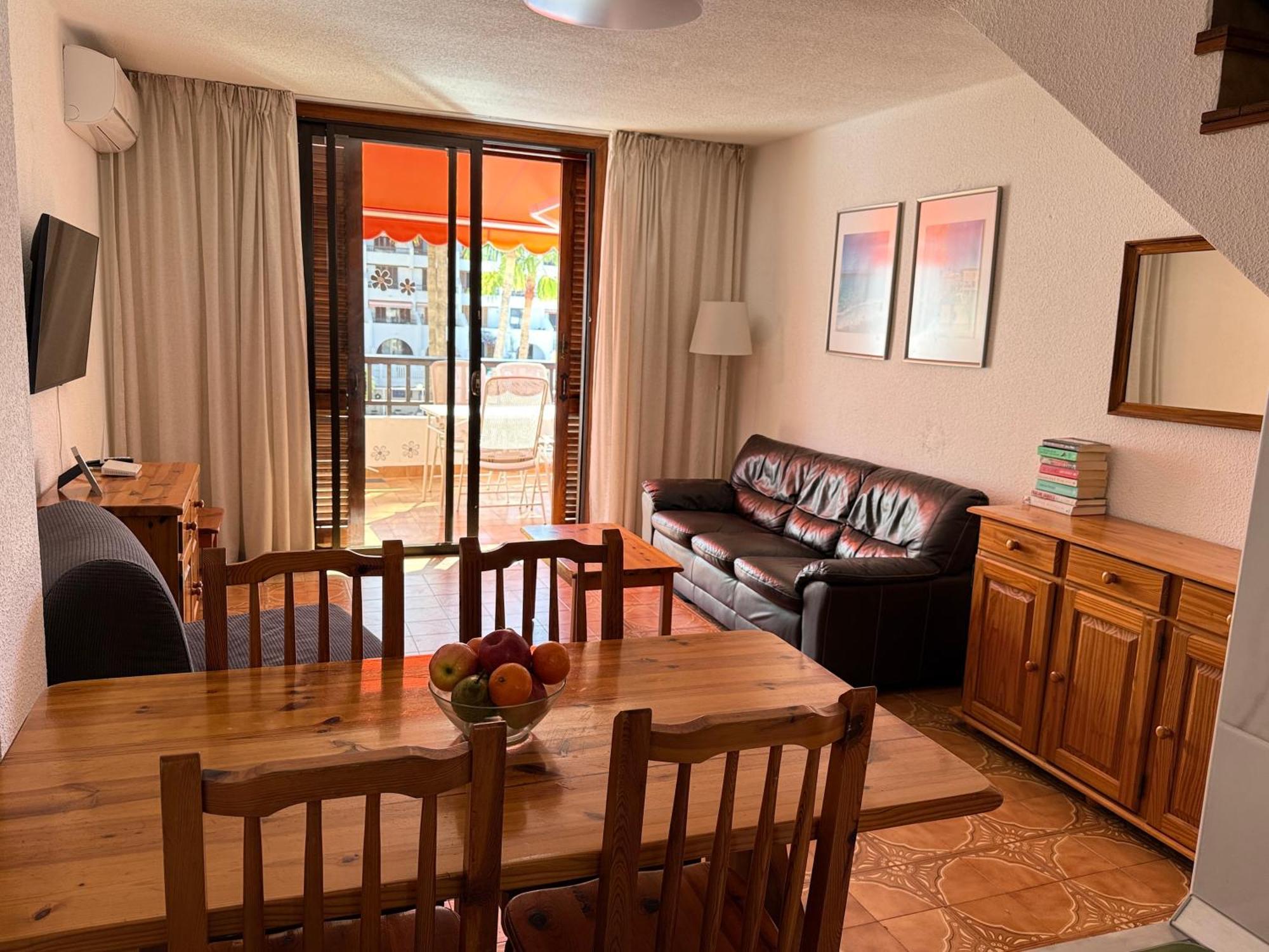 Sunny 2-Bedroom Apartment In Parque Santiago II Playa de las Americas  Bagian luar foto